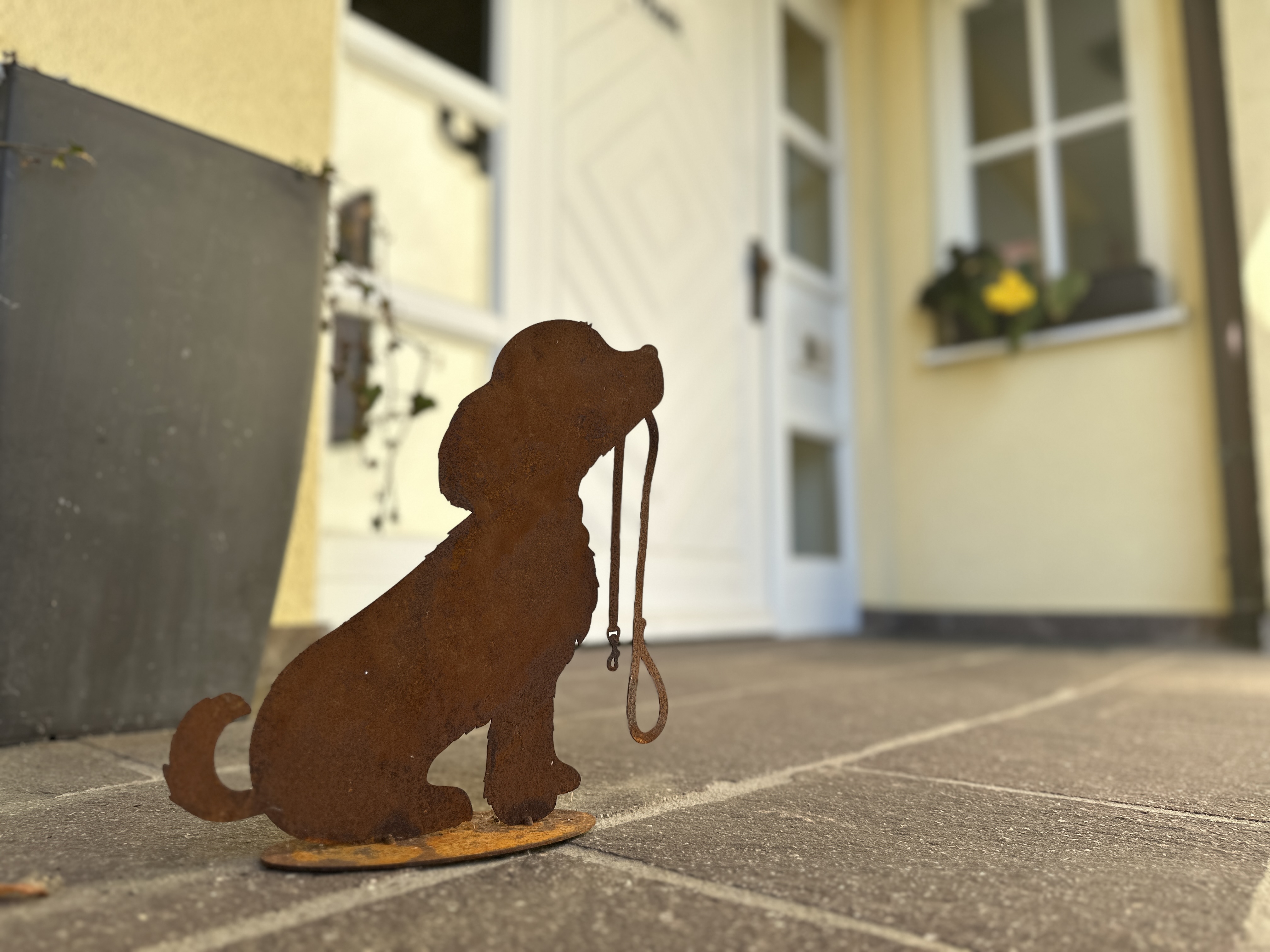 kleine Hundestatue vor der Praxistür